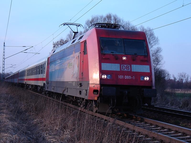 EC 179 mit der 101 089-1  Canarias  in Richtung Dresden.