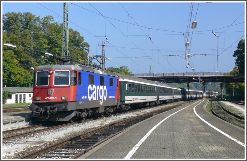 EC 193 aus Zrich mit drei Verstrkungs Bpm erreicht den Bahnhof Lindau. Zuglok ist Re 421 397-1. (30.08.2008)