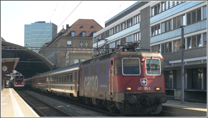 EC 196 mit Cargo 421 389-8 verlsst St.Gallen Richtung Zrich. (20.08.2009)