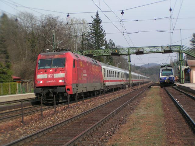 EC 22 mit DB 101.047-9
<a href= http://www.bahnbilder.de/kauf  target= _blank ><img src= http://www.bahnbilder.de/counter/counter_new.php?key=71733187  alt= Bahnbilder.de  title= bahnbilder.de  border= 0 ></a>

