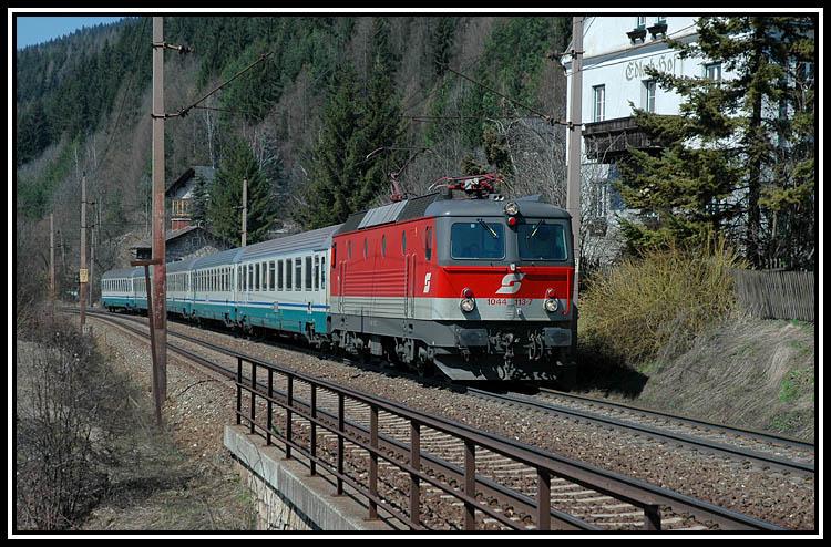 EC 32 „Allegro Stradivari“ mit 1044 113 als Zuglok am 7.4.2006 kurz nach Mrzzuschlag auf der Semmering Sdrampe