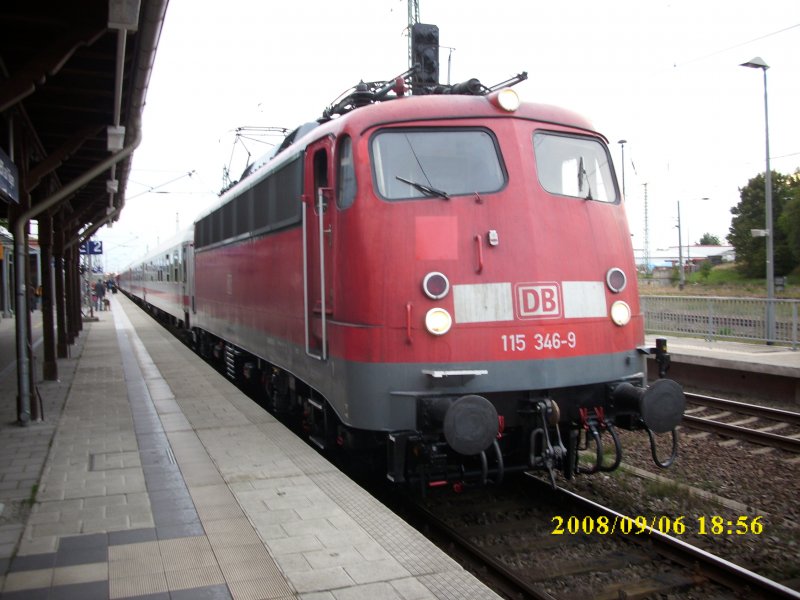 EC 370 aus Wien Sdbahnhof nach Binz mit der 115 346 am 06.09.2008 beim Halt in Bergen/Rgen.