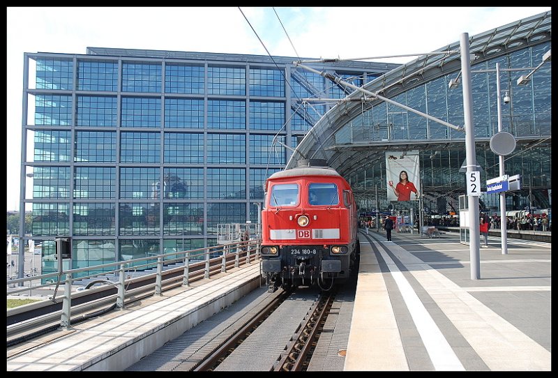 EC 45 Steht Zur Abfahrt Nach Warszawa-Wschodnia Im Bahnhof Berlin-Hbf 22.09.07