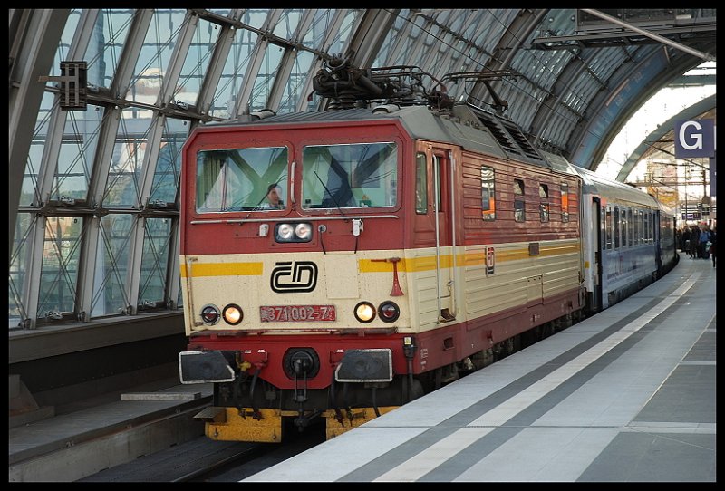 EC 47 Steht Im Bahnhof Berlin-Hbf Zur Abfahrt Nach Warszawa-Wschodnia Bereit 22.09.07