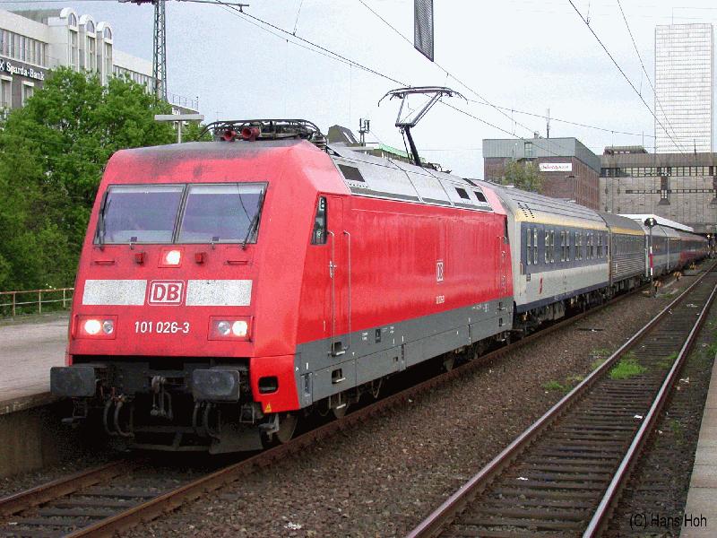 EC 491 Hans Albers, Hamburg - Wien. Lok 101 026 mit BB Wagenzug in Hmb-Altona; 14.05.2002.
