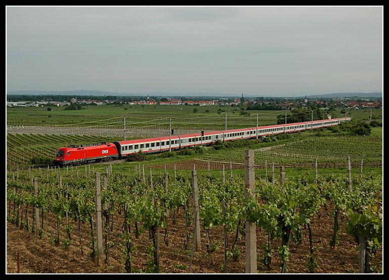 EC 558 von Graz auf dem Weg nach Wien-Sd kurz nach Pfaffsttten am 20.5.2006