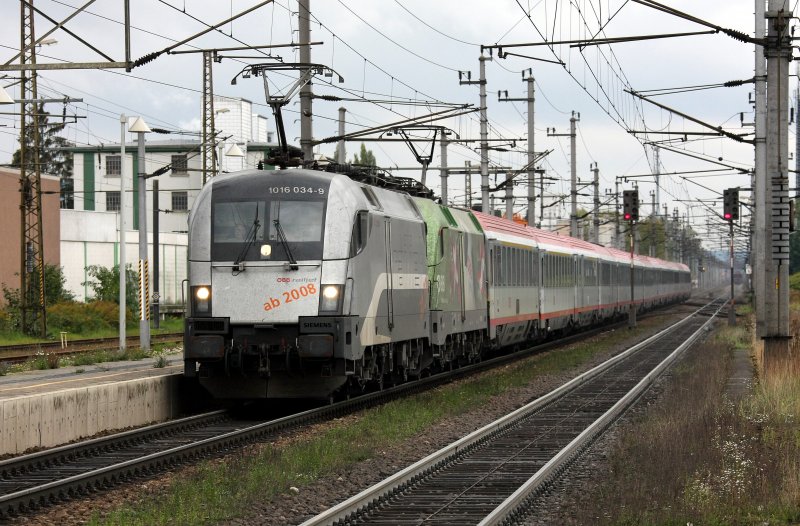 EC 561 bespannt mit Railjet 1016 034 und Euromotion 1116 264 bei der Einfahrt in den Bahnhof Wels. Aufgenommen am 4.10.2008.