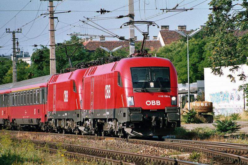 EC 656 Graz-Wien am 7.8.2004 kurz vor der Einfahrt in Wien-Meidling (an der Spitze 1116 156)