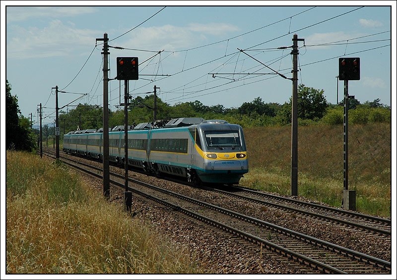 EC 72 „Johann Gregor Mendel“ von Wien auf dem Weg nach Prag, aufgenommen nchst der Station Helmahof an der Nordbahn am 8.7.2007.