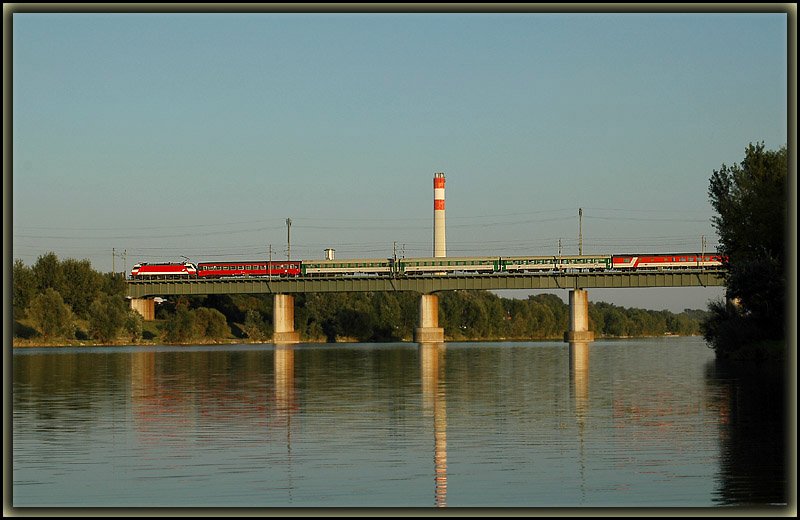 EC 74  Alois Negrelli  von Wien nach Prag am 2.9.2006 bei der berquerung der Donau in der Lobau diesmal mit einer Lok der Reihe 1014 bespannt.