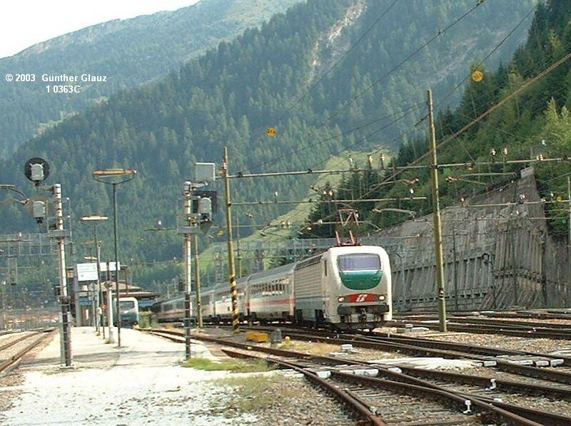 EC 81 Mnchen - Verona mit FS-E-Lok 402 129 und deutschen IC-Wagen fhrt am 29.08.2004 um 10:14 aus dem Bahnhof Brenner aus.