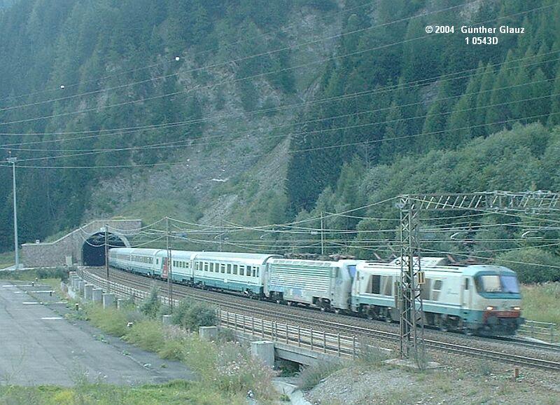 EC 86 Venedig - Mnchen mit den FS-E-Loks BR 402A (vorn), BR 402B und italenischen Wagen verlt am 07.09.2004 den neuen, langen Tunnel zwischen Pflerschtal und Brennerbad in Richtung Brenner.