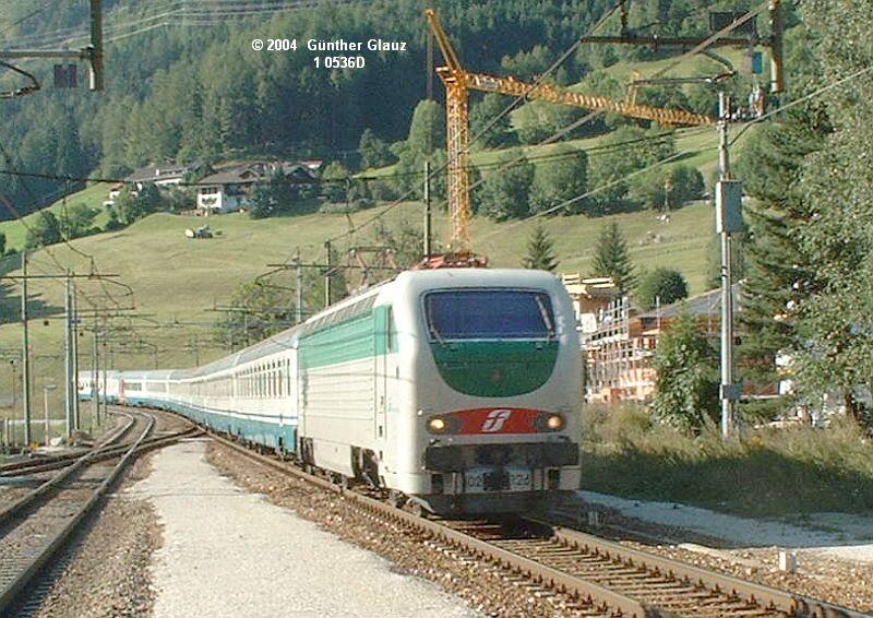EC 89 Mnchen - Verona - Mailand mit FS-E-Lok BR 402B fhrt am 07.09.2004 durch die Haltestelle Gossensass. Der Zug ist vom Brenner durch den langen Tunnel in's Pflerschtal gefahren und kommt hier zurck in's Eisacktal.