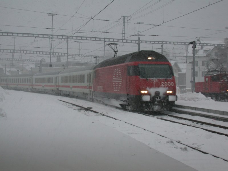 EC 9 von Dortmund fhrt in Chur ein gezogen von einer Re 460. (17.12.05)