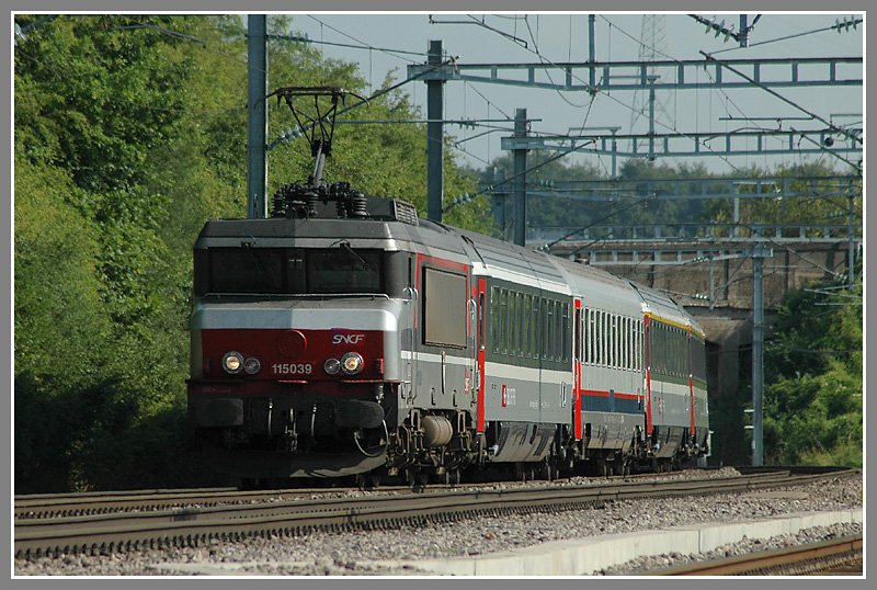 EC 91 „Vauban“ von Brssel nach Basel am 30.7.2006 kurz nach der Ausfahrt aus Luxemburg Stadt.