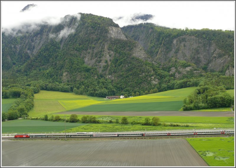 EC 96 Iris durchfhrt die frisch gewaschene Landschaft bei Trimmis. (18.05.2008)