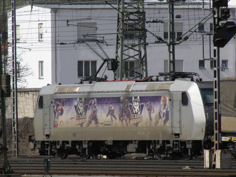 EC Kassel Huskies 185 540-2 von TX-Logistik am 02.04.2009 im Wrzburger Bahnhof ( wasch mich  steht unter dem hinteren Logo)