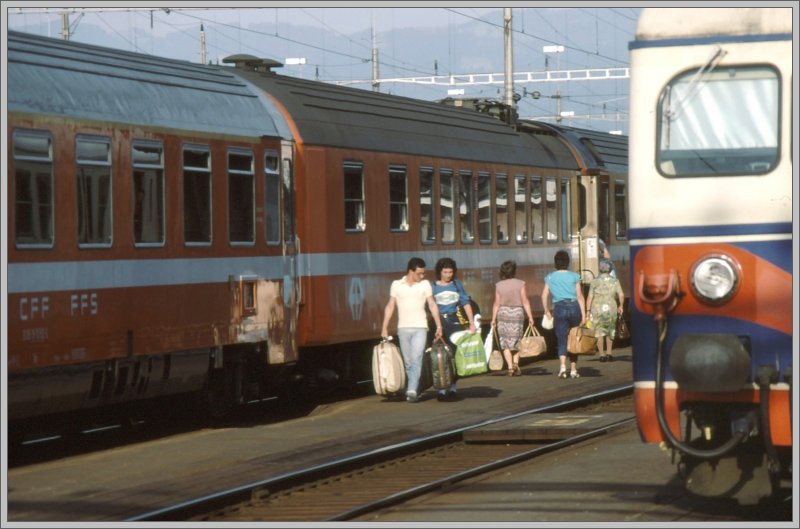 EC Mnchen - Zrich HB im Grenzbahnhof St.Margrethen im damals einheitlichen orange. Ohne Hochperrons und mit viel Gepck war das Ein- und Aussteigen noch ein Kraftakt. (Archiv 06/83)
