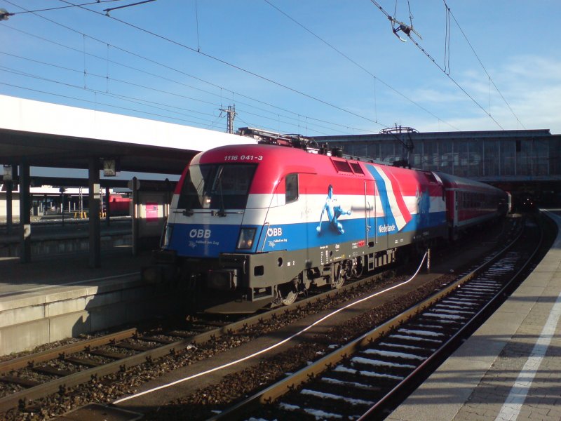 EC113 mit Holland-Stier und 2 eingereihten DB-Regio Waggons am 30.11. abfahrbereit nach Klagenfurt/Zagreb.11.25 uhr Mnchen HBF