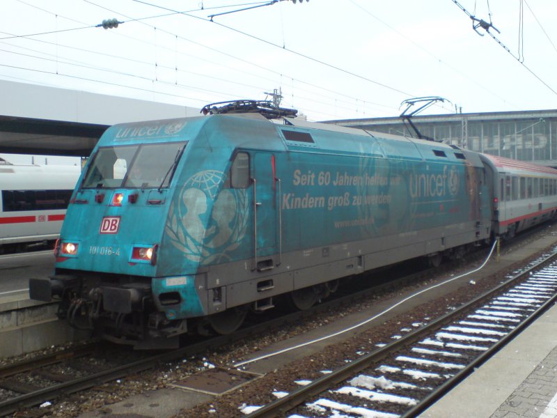 EC114 Klagenfurt-Dortmund mit der sehr verdreckten UNICEF-101 in M�nchen HBF am 28.11.08/14.40.