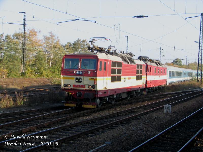 EC171 nach Budapest Keleti fhrt, gezogen von 371 015 u. 371 003, in den Bf Dresden-Neust. ein. (29.10.05)