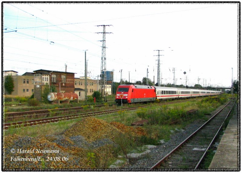 EC172 Wien Sdbf. - Hamburg-Altona mit 101 065 durchfhrt am Abend des 24.08.06 den Bf Falkenberg(Elster). Im Hintergrund zu sehen, dass ehem. Bw Falkenberg unterer Bf u. links Stw W21.
