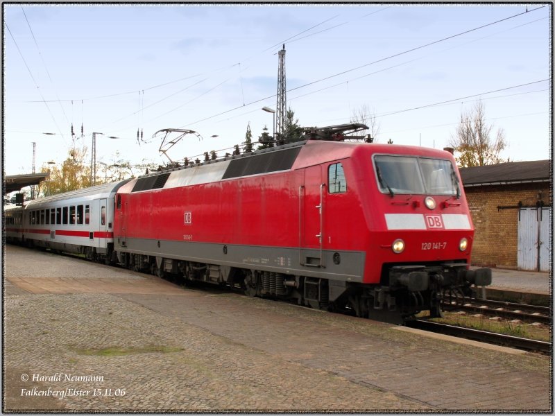 EC176 fhrt wieder als Umleiter durch den Bahnhof Falkenberg/Elster, Grund sind Bauarbeiten im Sden Berlins, 15.11.06.