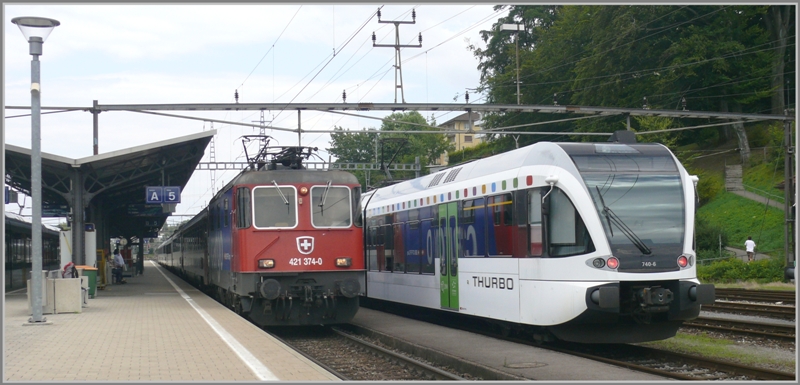 EC194 aus Mnchen mit Cargolok 421 374-0 fhrt am Thurbo GTW RABe 526 740-6 in Rorschach vorbei. (09.07.2009)