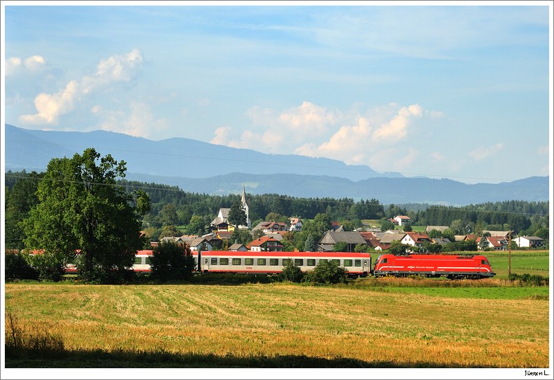 EC213 (Villach - Zagreb) vor der Kulisse von Faak am See, 19.8.2009.