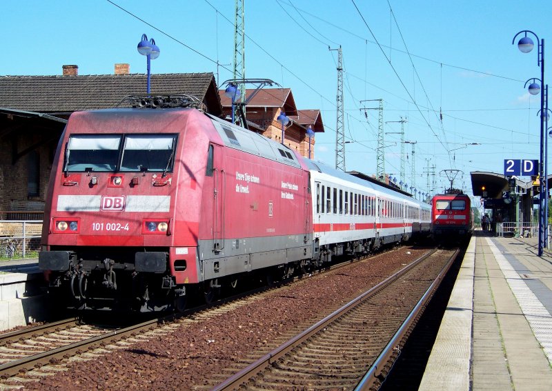 EC340  Wawel  von Krakow Glowny nach Hamburg-Altona ist hier im Bahnhof von L�bbenau/Spreewald zu sehen. Als Lok dient die Orientrote 101 002-4. 17.06.2009