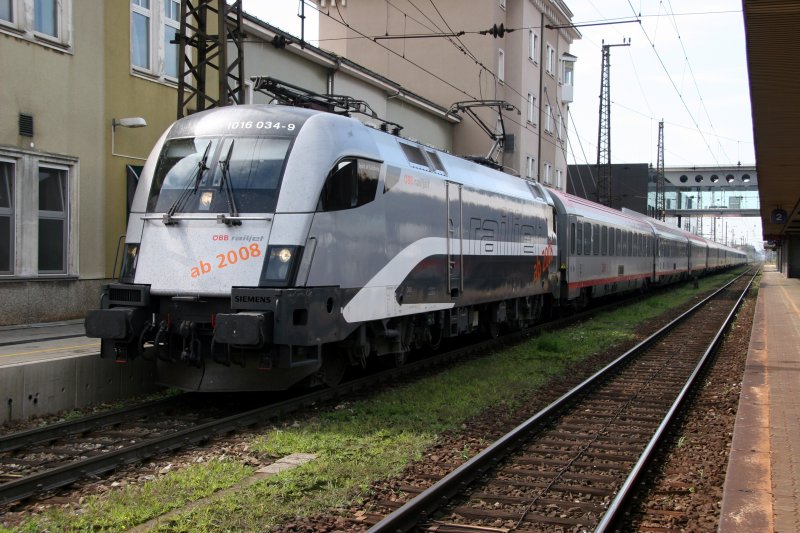 EC536 diesmal mit der Designstudie  Spirit of Salzburg  1016 034 im Bahnhof Wels am 18. August 2007.