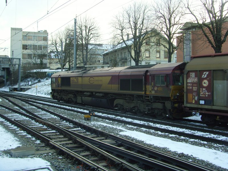 ECR 66211 fhrt nach einem kurzen Zwischenstopp an einem roten Signal in Basel SBB weiter in die Schweiz. 14.02.09