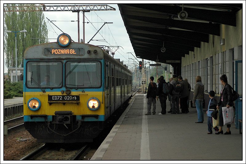 ED72-020 als Zug 70244 von Zielona Gora nach Poznan am 1.5.2008 beim Halt in Zbaszynek.