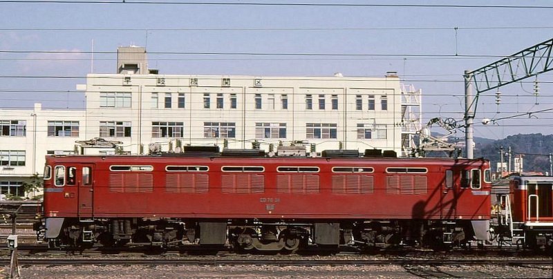 ED76: 139 von diesen Loks (Bo-2-Bo) wurden 1965-1979 gebaut; 117 für die Südinsel Kyushu (Wechselstrom 20kV/60Hz) und 22 für die Nordinsel Hokkaido (20kV/50Hz).Auf Kyushu führten sie bis vor kurzem noch die Schlafwagenzüge nach Tokyo; sonst Güterzüge. Auf Hokkaido verschwanden sie bis 1994, auf Kyushu waren 2008 noch 31 Loks vorhanden. Hier steht die ED76 34 in Haiki auf der Insel Kyushu, 17.März 1981.