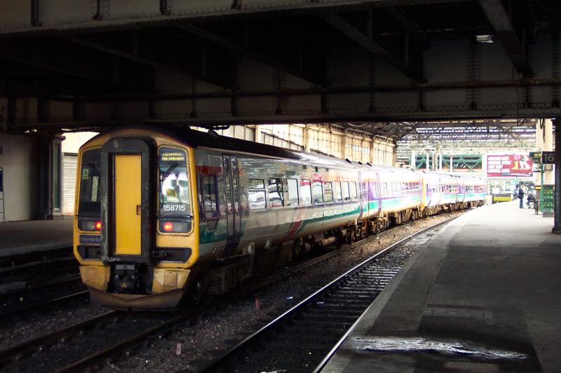 Edinburgh, Weaverly Station - Class 156 Zug nach der Ankunft aus Inverness via Kirkcaldy.
Der Hauptbahnhof von Edinburgh, Weaverly Station ist nur teilweise ein Kopfbahnhof, die beiden uersten linken und rechten Gleise sind durchgehend (werden von berregionalen Zgen genutzt)