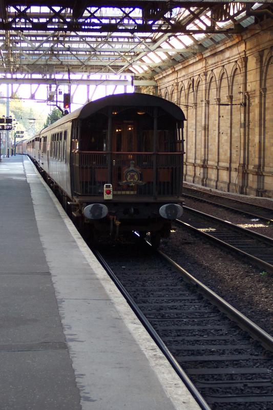 Edinburgh, Weaverly Station - Leider zu spt gesehen, dass auf der anderen Seite des Bahnhofes der berhmte  Royal Scotsman  stand - nach einem Sprint konnte ich nur noch den Schlusswagen fotografieren.