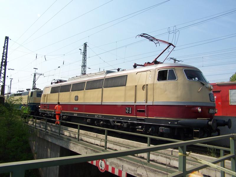 Edler Renner unterwegs auf Rangiergleisen. Mit einem ICE wird man das in 40 Jahren wohl nicht veranstalten knnen.