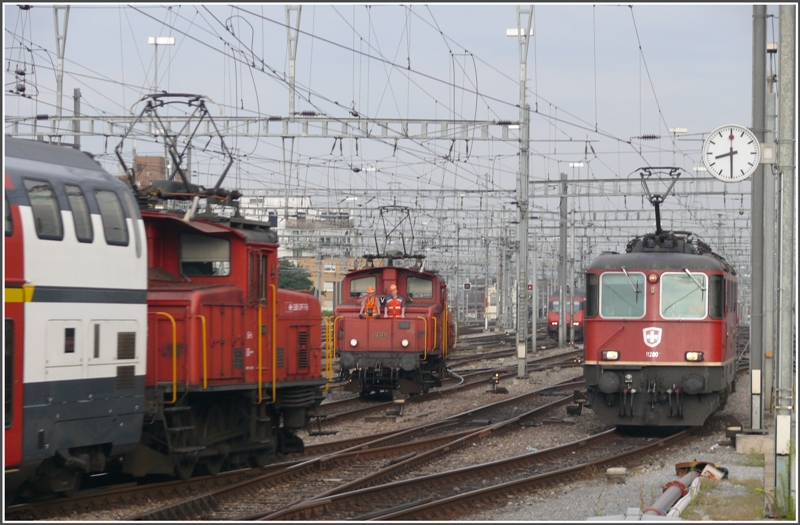 Ee 3/3 16396 und 16351 sind mit der Zu- und Wegstellung von Zusatzwagen beschftigt, whrenddem Re 4/4 II 11200 auf ihren nchsten Zug wartet.
Zrich HB. (28.08.2009)