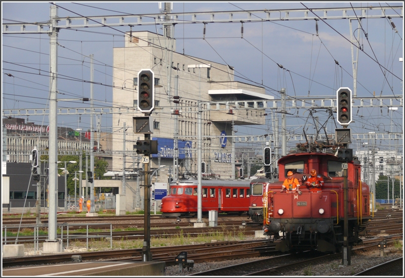 Ee 3/3 16396 rangiert in Zrich HB und der rote Pfeil RAe 1021 fhrt soeben unter dem Zentralstellwerk vorbei in den Hauptbahnhof ein. (28.08.2009)