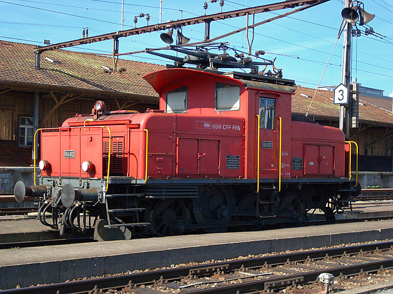 Ee 3/3 16402 whrend Sonntagsruhe im Bahnhof Rapperswil SG, 26. Juli 2009, 17:16
