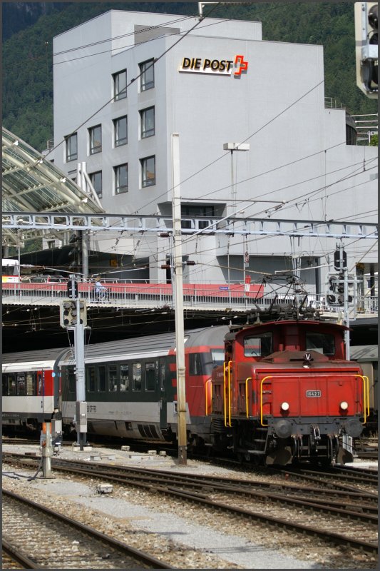 Ee 3/3 16427 mit Zusatzmodul vor dem Postgebude Sd in Chur. Die Tage dieser 50jhrigen Loks sind wohl auch langsam gezhlt. (04.07.2007)