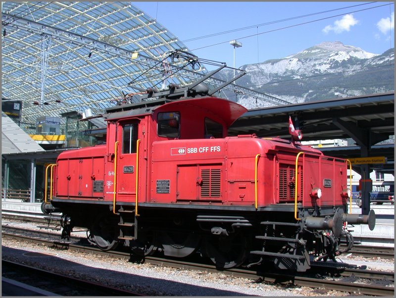 Ee 3/3 16428 besorgt den Rangierdienst in Chur. Im Hintergrund der Felsberger Calanda und das Glasdach der Postautostation. (19.06.2007)