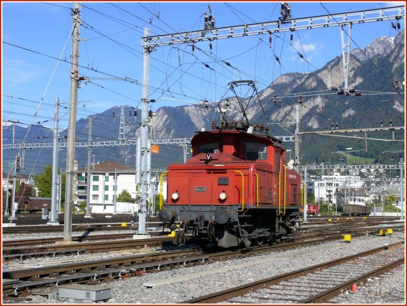 Ee 3/3 16428 durchquert die Churer Abstellanlage im Westen des Bahnhofs. (30.09.2007)
