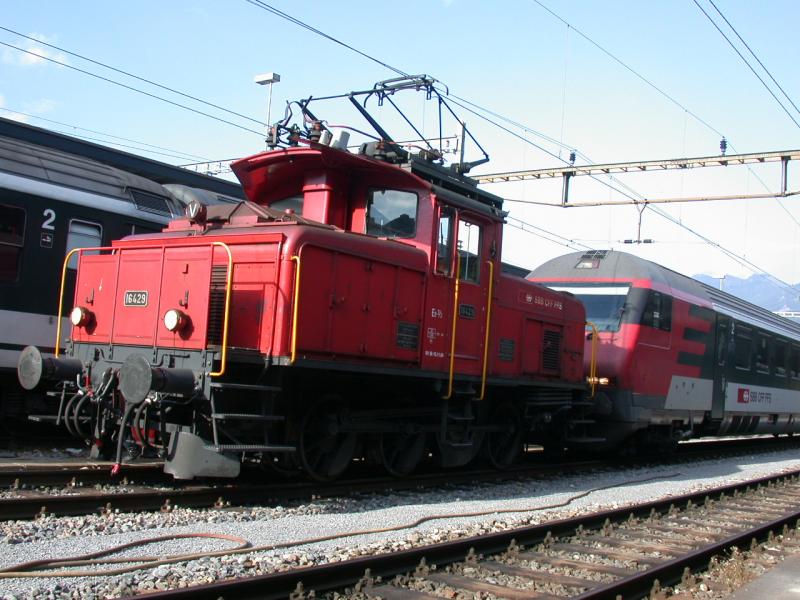 Ee 3/3 16429 rangiert einen IC-Steuerwagen in Chur.(26.09.2005)