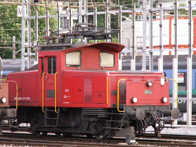 Ee 3/3 am 20.5.06 in Bern. Im hintergrund ist ein EW II New Look sichtbar. Links von der Rangierlok eine zweite (augebleichte) des gleichen Typs.