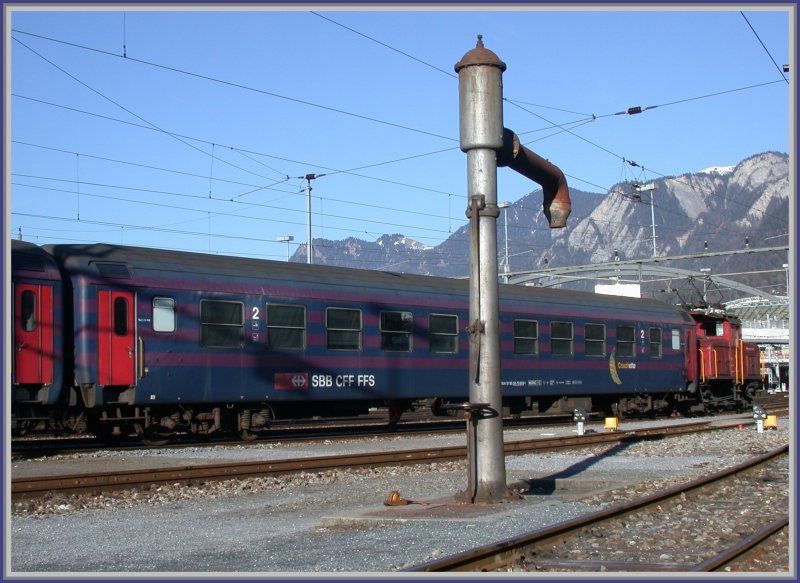 Ee 3/3 rangiert zwei Bcm Couchettewagen im Bahnhof Chur. (20.02.2007)