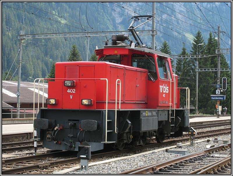 Eea 3/3 402 der BLS steht am 27.07.2008 im Bahnhof von Kandersteg.