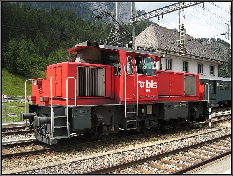 Eea 3/3 402 der BLS steht am 27.07.2008 im Bahnhof von Kandersteg.
