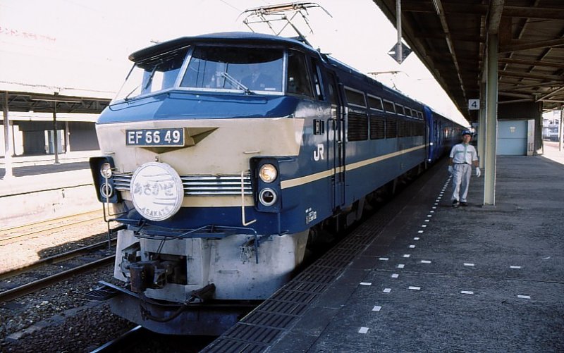 EF66: Für schnelle Güter- und Containerzüge 1968-1974 gebaute Lok (Prototyp Nr.901 (1966),dann Nr.1-55), alle Achsen angetrieben,3 zweiachsige Drehgestelle,Gleichstrom.Ab 1985 gelegentlich Führung von Schlafwagenzügen. Durch die JR Freight (Güterverkehrsgesellschaft) Nr.101-133 1989-1991 nachbeschafft. Die EF66 läuft auch in Spanien als Baureihe 251. Hier hat die EF66 49 mit dem Schlafwagenzug  Asakaze  ( Morgenwind )aus Tokyo am 14.Oktober 2001 Shimonoseki erreicht. 