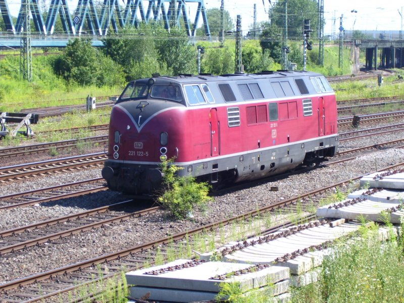 EfW 221 122-5 sonnt sich in Wiesbaden-Ost Gbf; 06.08.2007